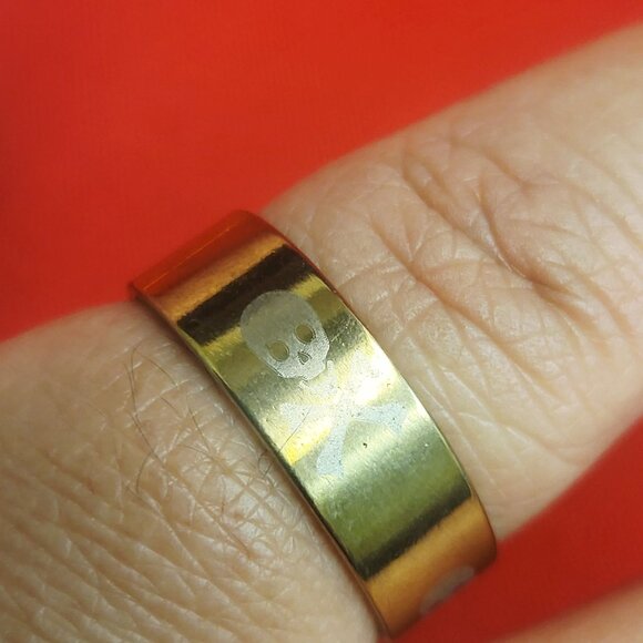 Stainless Steel Wide Band Engraved Skull Crossbones Ring Size 21 Gold Tone Unise - Picture 10 of 13